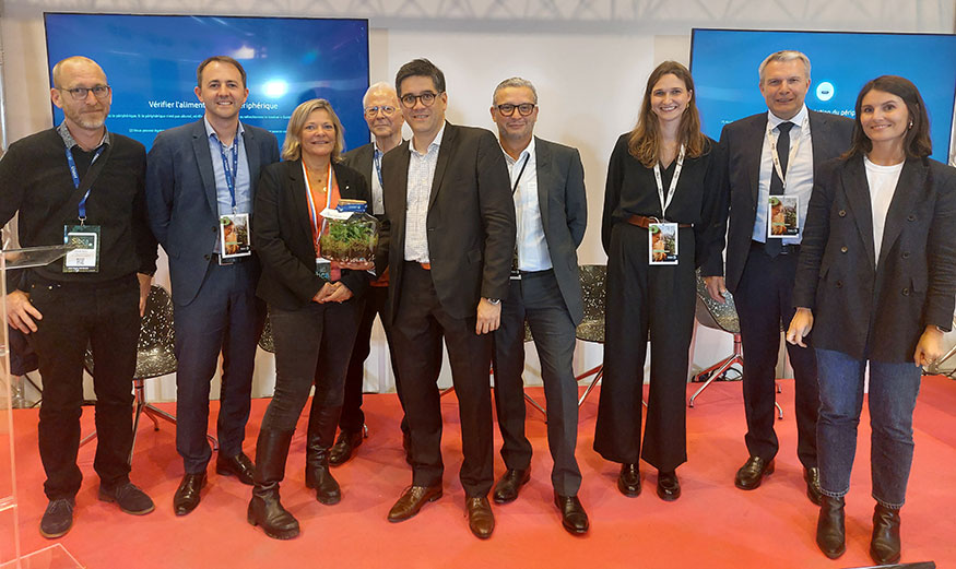 Remise du Trophée en direct du Carrousel du Louvre à Paris, mardi 8 octobre 2024. De gauche à droite :  Mikael Bertin, Chargé d’opérations de Terres à Maisons, Jean-Baptiste Crestin, Directeur Général de Terres à Maisons, Véronique Houllier, Maire des Alluets-le-Roi, Georges Crestin, Fondateur de Terres à Maisons, Gwenegan Bui, Directeur de Crédit Mutuel Aménagement Foncier,Franck Bouhennicha, Chargé d’affaires de Crédit Mutuel Aménagement Foncier, Clémence Leclercq,  Responsable Ile de France de Perspective, Thomas Leclercq, Président de Perspective et Anne Mauger, Architecte maître d’œuvre de l’Atelier LD - ©Crédit Mutuel Aménagement Foncier